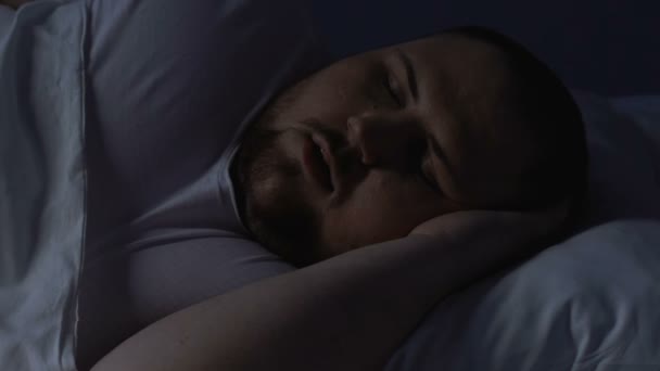 Chubby mâle ronflant la nuit au lit, apnée du sommeil causée par un excès de poids corporel — Video