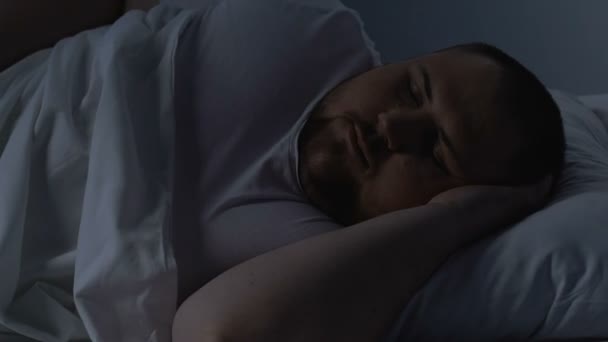 Uomo obeso gettare nel letto, sospensione della respirazione, problemi respiratori, apnea — Video Stock