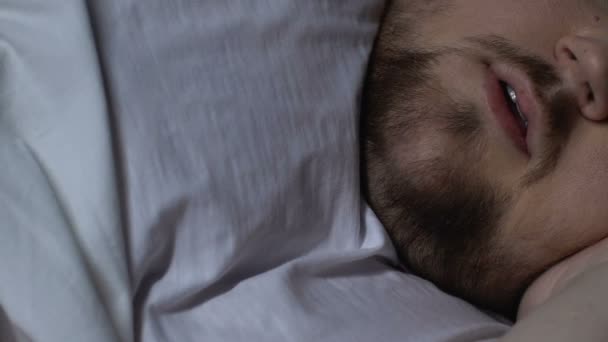 Homem gordo roncando durante a noite de sono, falta de ar, vias aéreas bloqueadas, saúde — Vídeo de Stock