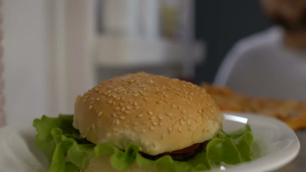 肥胖男性犹豫从冰箱在晚上采取汉堡, 将权力的选择 — 图库视频影像