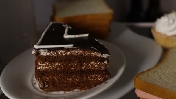 Hombre gordo perezoso tomando postre cremoso dulce de la nevera, nutrición barata poco saludable — Vídeos de Stock