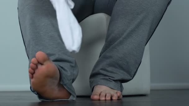 Corpulento hulking masculina poner calcetines sentado en la silla, exceso de peso problema — Vídeos de Stock