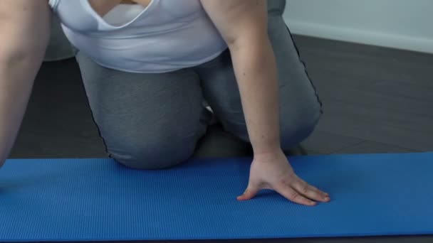 Nadwagą mężczyzna medytacji w pozycji lotosu, elastyczność mięśni, ćwiczenia jogi — Wideo stockowe
