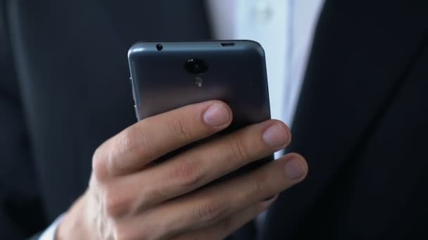 Mano del hombre de negocios sosteniendo teléfono inteligente comprobación de buzón personal, tecnología — Vídeos de Stock