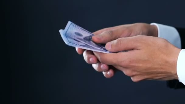 Affärsman händer räknar dollar i kontanter, erbjudanden shadow, pengar närbild — Stockvideo
