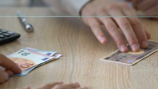 Hombre intercambiando euros por yen japonés en banco, mercado de divisas, primer plano — Vídeo de stock