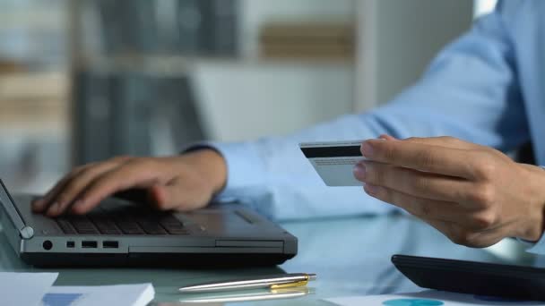 Hombre haciendo el pago en línea en el ordenador, utilizando la tarjeta para los servicios de banca por Internet — Vídeos de Stock