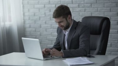 Yakışıklı işadamı başarılı ilgili online, kârlı sözleşme sonra gülümseyerek