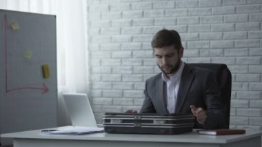 Evrak çantası, kurumsal dolandırıcılık, finansal spekülasyon bazı dolar çalmak adam