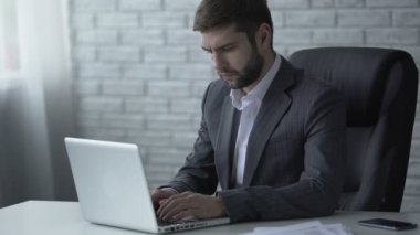 Dizüstü bilgisayar, e-posta yanıt işadamı önümüzdeki anlaşma üzerinde durulması