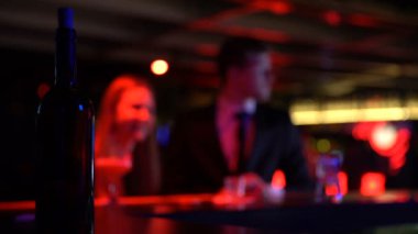 Gece kulübü, sayacı, ayrılık depresyon düşen sarhoş adam mutlu çifte