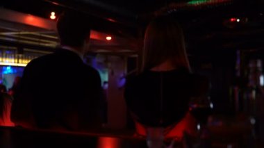 Çift dans ve bar sayacı, gece kulübünde, tanıdık, konuşurken arkadan görünüm