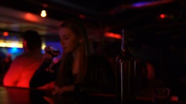 Yalnız hissediyor ayrıldıktan sonra alkol terk bar şarap içme kız