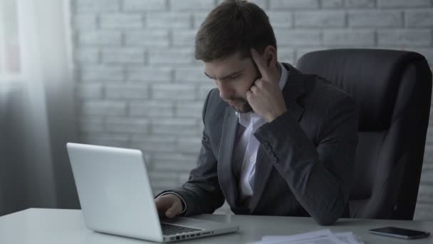 Homme d'affaires pensif tapant sur ordinateur portable, nerveux au sujet de la solution de démarrage difficile — Video