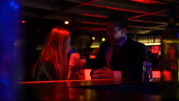 Уверенный мужчина знакомится с девушкой в ночном клубе, знакомится, строит личную жизнь — стоковое видео
