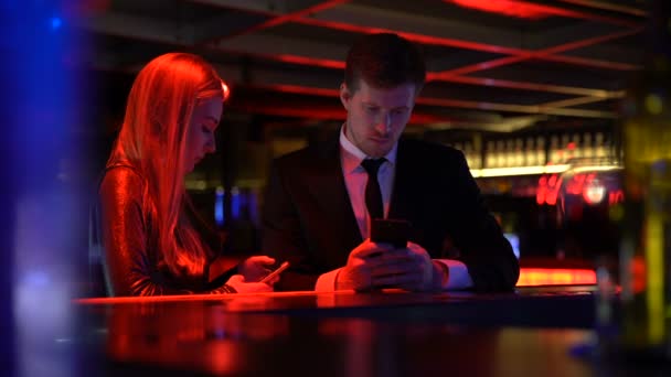 Giovane coppia annoiata ossessionato con gli smartphone, dipendenza da internet rovina le relazioni — Video Stock