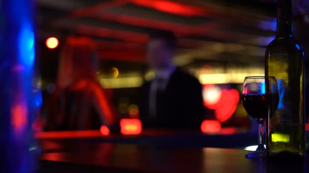 Podnikatel políbí lady srdečně na schůzce, Milovníci datování tajně v nočním klubu — Stock video