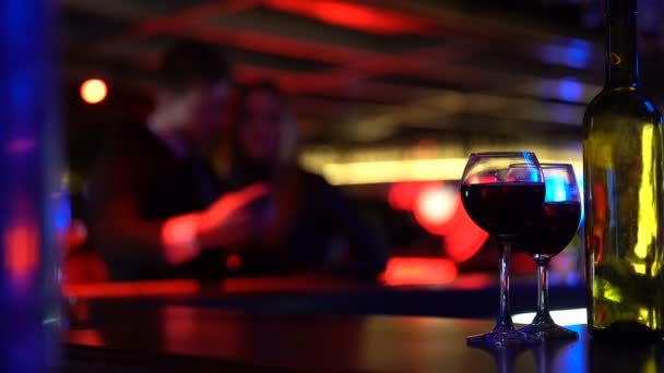 Pareja feliz tomando selfie en el bar, foto de la primera cita, recuerdos de la fiesta — Vídeos de Stock