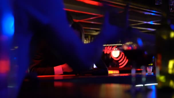 Paar met datum in nachtclub op feestje, vrienden knuffelen barman, sfeer — Stockvideo