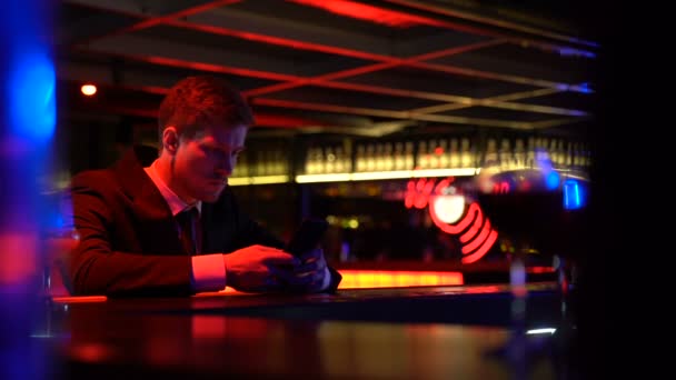 Hombre solitario aburrido en el mostrador de bar, navegación en las redes sociales, falta de comunicación — Vídeos de Stock
