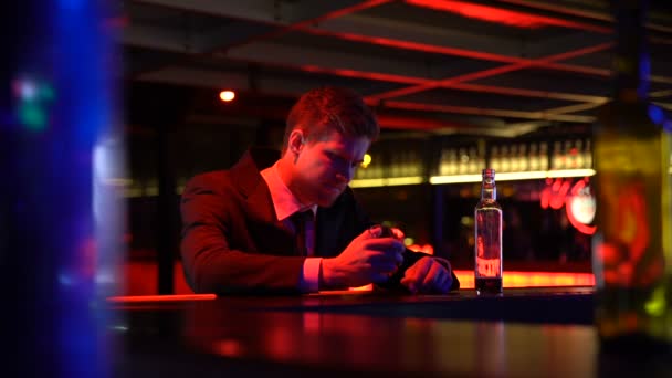 Empresário bebendo uísque no bar, esfregando a cabeça em desespero, falência — Vídeo de Stock
