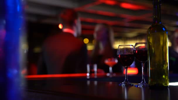 Couple dansant en club après avoir bu un verre de vin ensemble, connaissances occasionnelles — Video