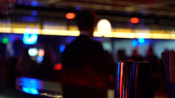 Άνθρωπος πίνει ουίσκι και να χορεύουν στο μπαρ μετρητή, χαλάρωση την Παρασκευή το βράδυ — Αρχείο Βίντεο