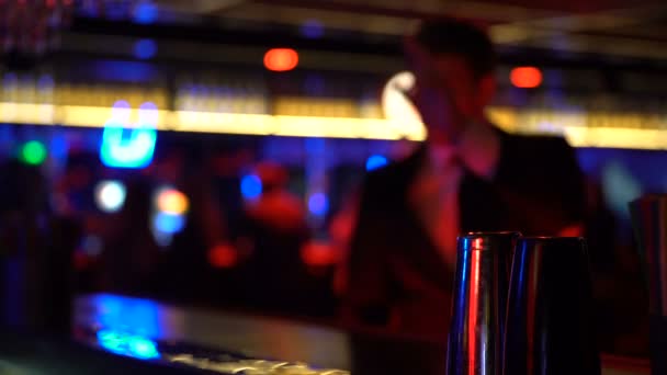 Muž v obleku objednávání nápojů v baru, slavit sám uvolněná atmosféra — Stock video