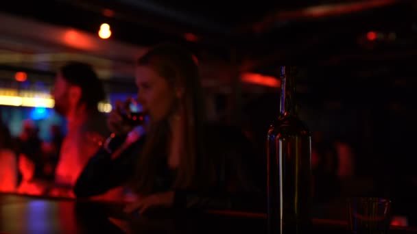 Het drinken van wijn bar alleen voelt na uiteenvallen, alcoholmisbruik verlaten meisje — Stockvideo