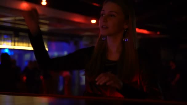 Attraktives Mädchen bestellt Drink, Entspannung im Nachtclub, Studentenleben am Wochenende — Stockvideo