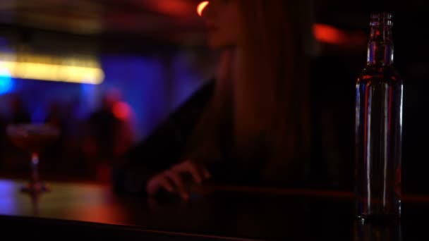 Mujer esperando un cóctel ordenado en el mostrador del bar, tocando con impaciencia los dedos — Vídeo de stock