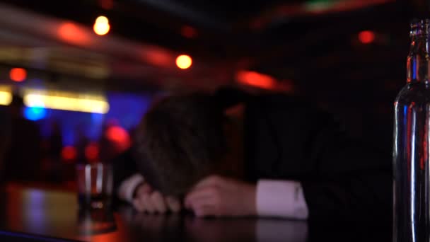 Sarhoş adam sorunlarını tek başına, orta yaş krizi mücadele bar, bilinçsizce yatarken — Stok video