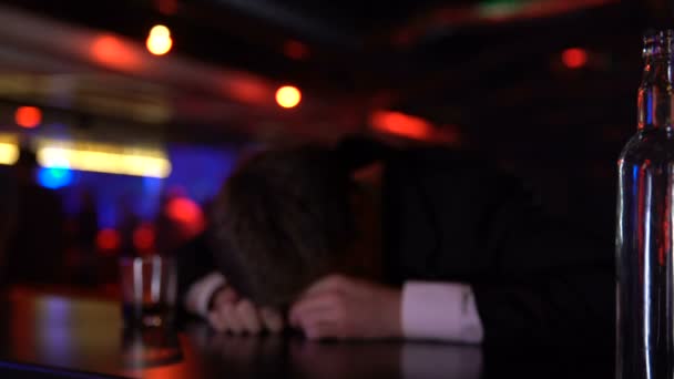 Dronken man bewusteloos in bar, bestrijding van problemen alleen, middelbare leeftijd crisis liggen — Stockvideo