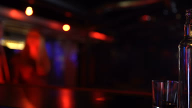 Yeni çift sipariş içecekler bar, gece hayatı hakkında bilgi, rahat bir atmosfer