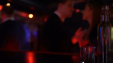 Bar, sonra biraz viski, risk Şti kadınla öpüşürken adam içinde rahat tanıdık
