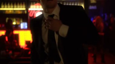 Rahat erkek takım elbise aktif gece kulübü partide dans Close-up