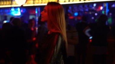 Flört ve güzel kadın diskoda dans iş elbiseli Genç adam