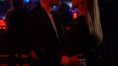 İş takım elbiseli erkek öpüşme ve güzel kadın gece kulübünde dans dinlenmek