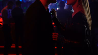 Sarhoş rahat adam kız arkadaşı öpüşme ve disko kulüpte dans elbiseli