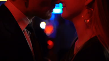 Erkek ve kadın tutkuyla öpüşme gece kulübü, tasasız gece hayatı, yakın çekim