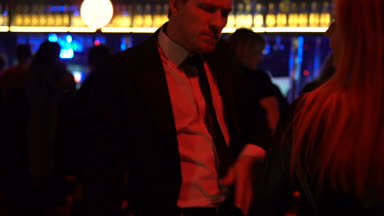 Genç erkek ve kadın kulüp, iş günü sonra dinlendirici gece hayatı parti