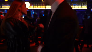 Neşeli kadın sevgilisi atmosfer rahatlatıcı gece kulübünde dans