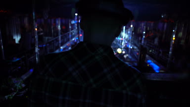 Arkadan görünüşü dj gece kulübü performansı sırasında ses donanımları ile çalışma
