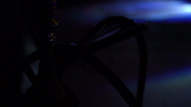 Metal ve cam gece kulübünde closeup nargile tütün sigara için yapılmış