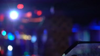 Neşeli sarhoş ziyaretçi aktif dans ve serin müzik keyfi gece kulübü