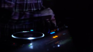 Deejays eller iterek ve düğmeleri karıştırma konsol, gece kulübü müzik tarihinde dönüm