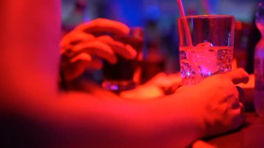 Kadın kokteyl içme ve sayaç barda, closeup bar arkadaşıyla konuşuyor