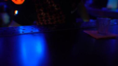 Barmen için müşteri, bir içecek hazırlama gece kulübünde çalışan yakın çekim