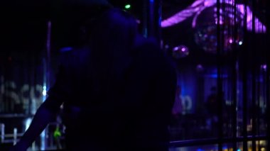 Kaç sarılma ve öpüşme gece kulübünde, gevşeme sevgi dolu siluetleri