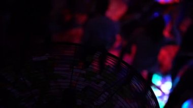Katta gece kulübü partisi, tasasız atmosfer dans mutlu insanlar kalabalık